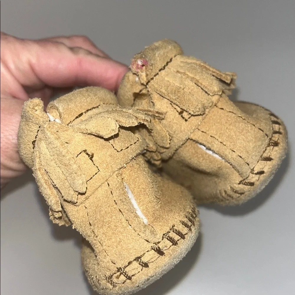 Minnetonka Tan Baby leather Moccasins with Fringe preowned size 4 unisex item